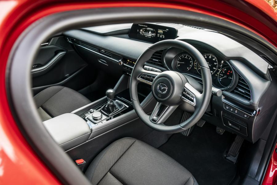 Интерьер Mazda3 Skyactiv-G Sport Lux Hatchback 2019 года  (UK) (фото 77 из 91)